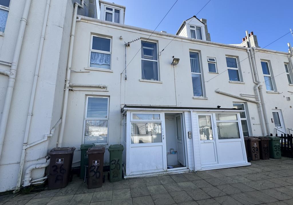 Lot: 14 - RESIDENTIAL INVESTMENT OPPORTUNITY - Rear entrance to the flat